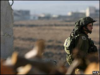 Soldado israelense nos arredores de Ghajar