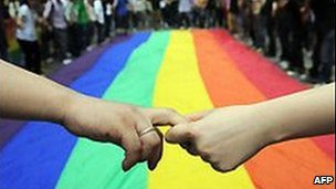 دگرباشان جنسی پرچم رنگین کمان را به نشانه گوناگونی تمایلات جنسی بر می افرازند