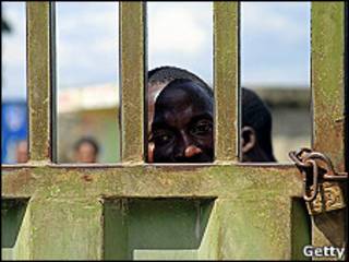 Un haitiano espera en la frontera con Republica Dominicana en Dajabón