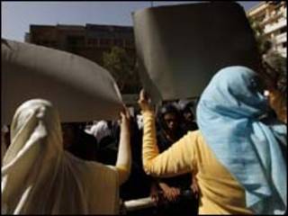 متظاهرات مصريات يرفعن شعارات معادية للحكومة