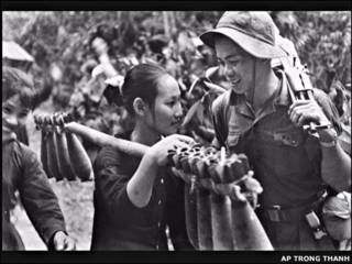 Hai lính của quân đội miền Bắc gặp nhau trên đường mòn Hồ Chí Minh trong tháng Năm năm 1970