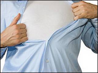 Hombre abriéndose camisa