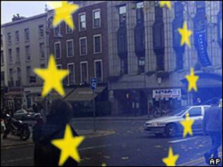 La bandera de la UE reflejada en una ventana en Dublín.