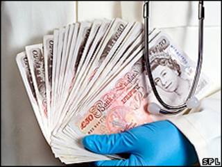 Médico sosteniendo billetes