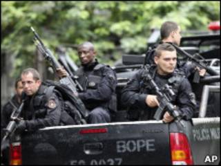 Policiais patrulham rua no Rio