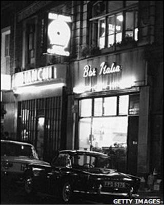 1966年的Bar Italia咖啡馆