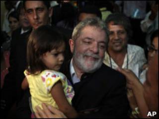 Lula abraça criança em Georgetown
