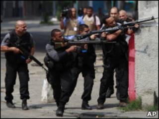 Policiais durante ocupação da Vila Cruzeiro