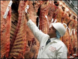 Стюарт Дикинсон инспектирует мясную продукцию