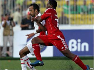 العماني حسن الجيلاني(يمين) يلاحق الإماراتي علي الوهيبي