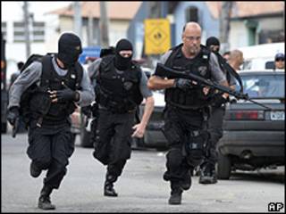Policiais durante operação no Complexo do Alemão