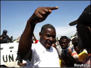 Un elector haitiano reacciona enfurecidamente