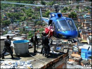 Pessoas permanecem em alerta e acham que traficantes estão escondidos em casas.