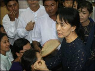 နိုင်ငံရေးအကျဉ်းသားမိသားစုနဲ့ ဒေါ်စုတွေ့စဉ်