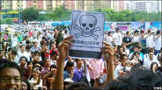 广州民众聚集抗议“推普废粤”(中新社图片25/7/2010)