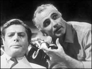 Mario Monicelli (à esq.) com Marcello Mastroiani (Foto AP)
