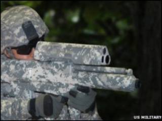 Американский солдат прицеливается из XM-25