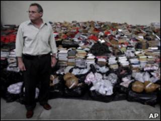 José Mariano Beltrame à frente de droga apreendida pela polícia
