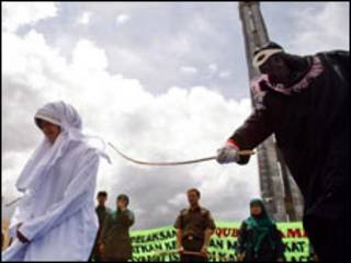 Ana yiwa wata mata hukuncin bulala a Aceh