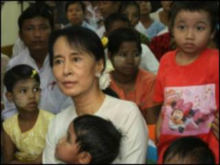 ဒေါ်အောင်ဆန်းစုကြည် AIDS အခမ်းအနားတက်