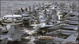 Chiến đấu cơ trên boong của USS George Washington