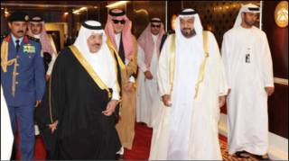 ئيس الامارات الشيخ خليفة بن زايد (يمين) والأمير نايف بن عبدالعزيز النائب الثاني لرئيس مجلس الوزراء وزير الداخلية السعودي وخلفهما الامير سعود الفيصل