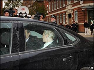 O fundador do Wikileaks, Julian Assange, quando se entregou à polícia em Londres (PA)
