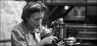 Una mujer trabaja durante la guerra