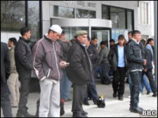 Таджикские разнорабочие в ожидании работы