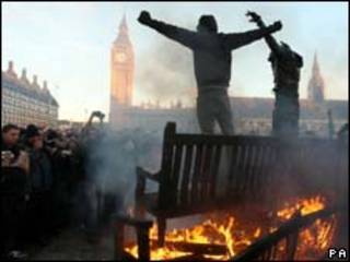 Manifestantes perto do Parlamento, em Londres