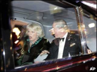 Charles e Camilla são rodeados por manifestantes