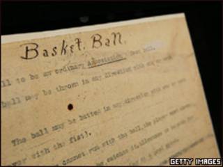 Documento com regras do basquete (Foto: Getty)