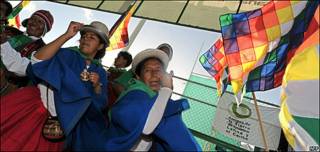 Bolivianos con traje típico bailan y reivindican