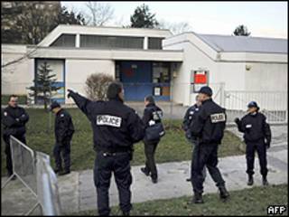 Policiais isolam área da escola em Besançon (AFP)