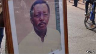 Des manifestants avec une photo de Norbert Zongo