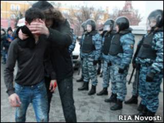 Избитого кавказца ведут по Манежной площади мимо ОМОНа