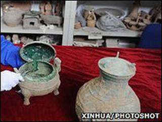 Recipiente de bronce de 2.400 años de antigüedad que se cree contiene sopa en su interior