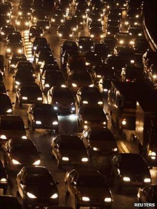 Carros durante a noite em Los Angeles (Reuters)