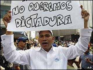 Venezolano protestando frente a la Asamblea Nacional