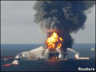 Тушение пожара на нефтяной вышке Deepwater Horizon