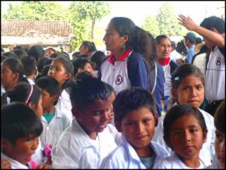 Profesora y niños en escuela boliviana.