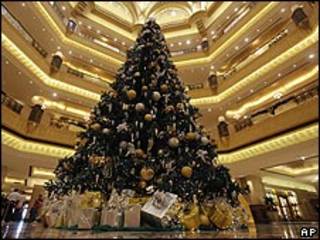 Árbol de Navidad instalado en Abu Dhabi.