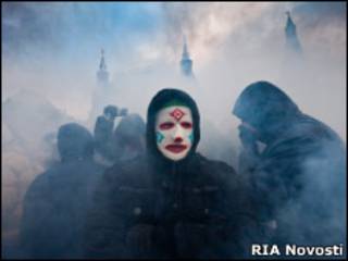 Человек в маске на Манежной площади