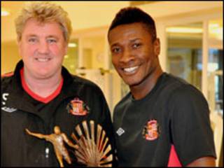 Asamoah Gyan iyo tababaraha kooxda Sunderland