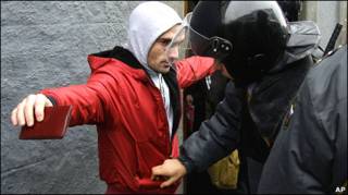 Милиционеры обыскивают смуглого мужчину в Москве 15 декабря