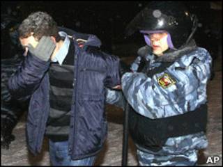 Милиционер задерживает участника митинга, прошедшего в Останкине 18 декабря