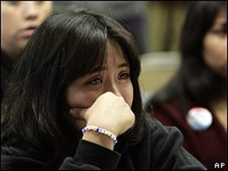 Leslie Pérez, de 22 años, llora en el senado al conocer el voto desfavorable.