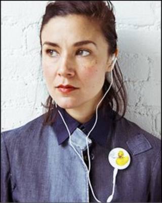 Mulher usa o Playbutton (foto: cortesia Playbutton)