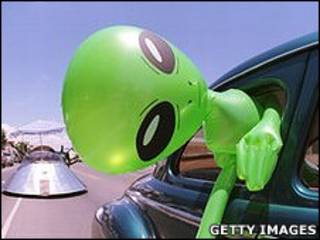 Dibujo de un extraterrestre como en el cine o la TV.