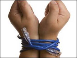 Manos atadas con un cable de red
